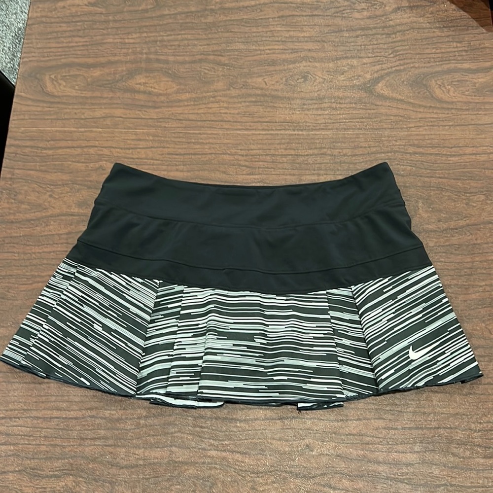 Women’s Medium Nike Dri-Fit Tennis Skort!